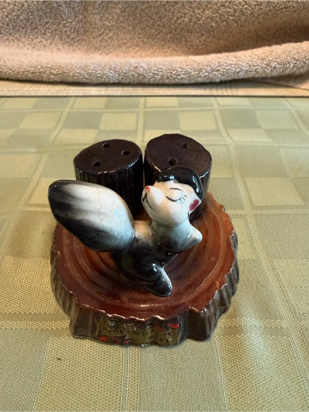 Vtg 1950’s Hawks Nest State Park WV Skunk Salt & Pepper Shaker Holder Set Kitsch